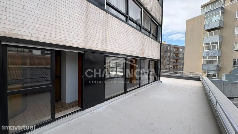 Renovated 3-Bedroom Apartment with Three Exposures, Terrace and Garage, Adjacent to VL8.