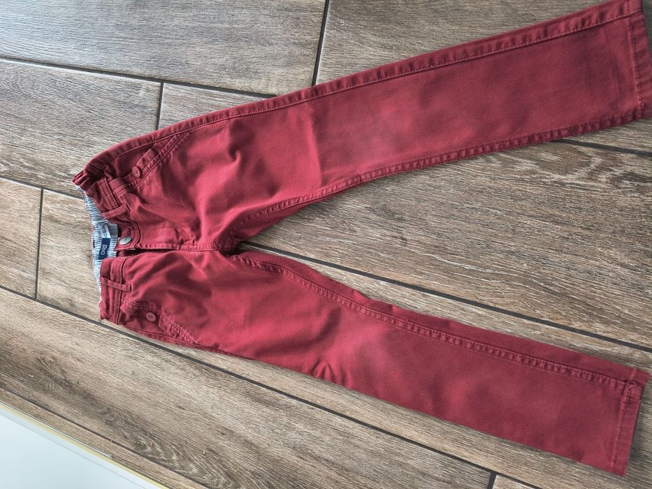 Chłopięce spodnie eleganckie bordo okaidi 110  z paskiem