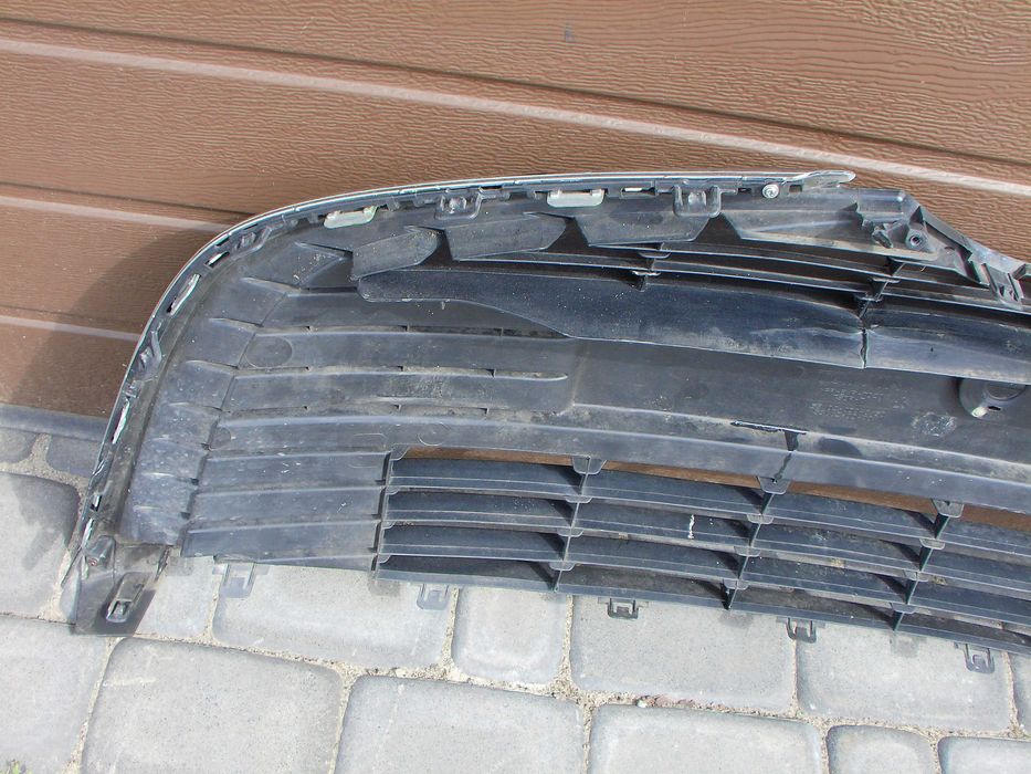 Toyota yaris III 14-17  atrapa grill kratka zderzaka przód