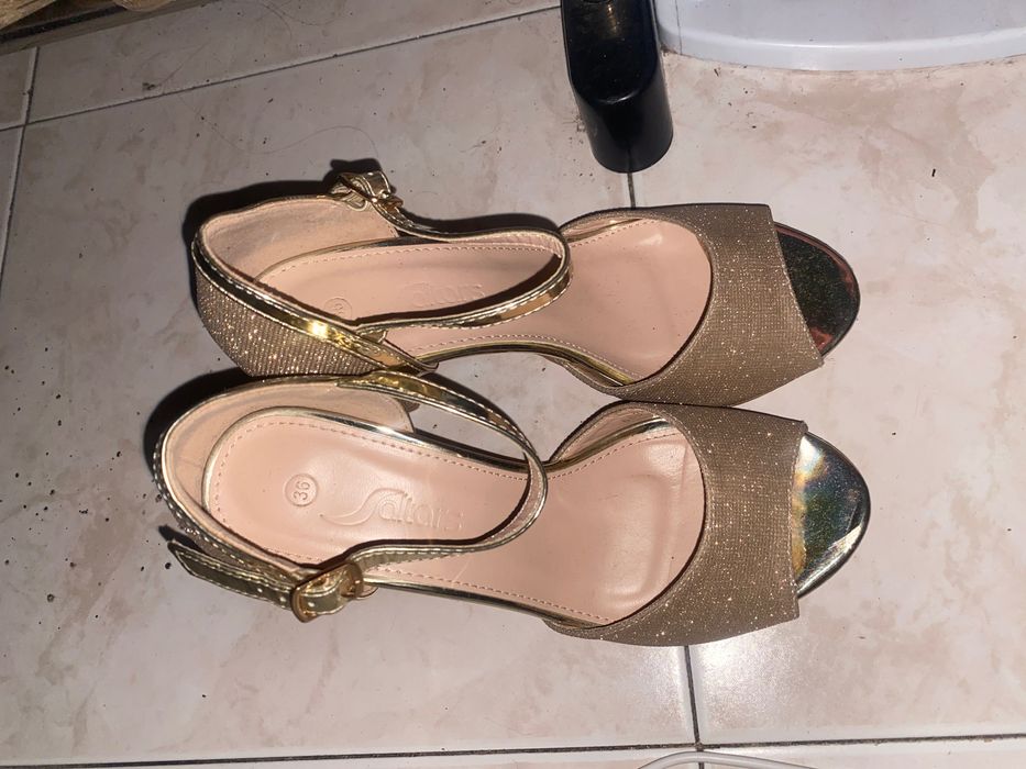 Sapatos dourados
