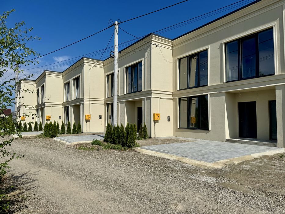 Котедж з власним подвір’ям та заїздом