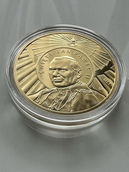 Święty Jan Paweł II pozłacany numizmat.