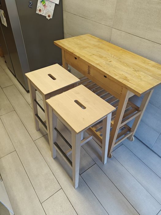 Mesa de apoio + 2 cadeiras em madeira maciça, como novo!!!