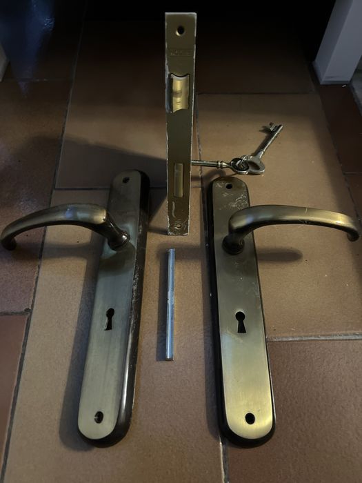 Fechaduras e puxadores dourados Rodes (10)