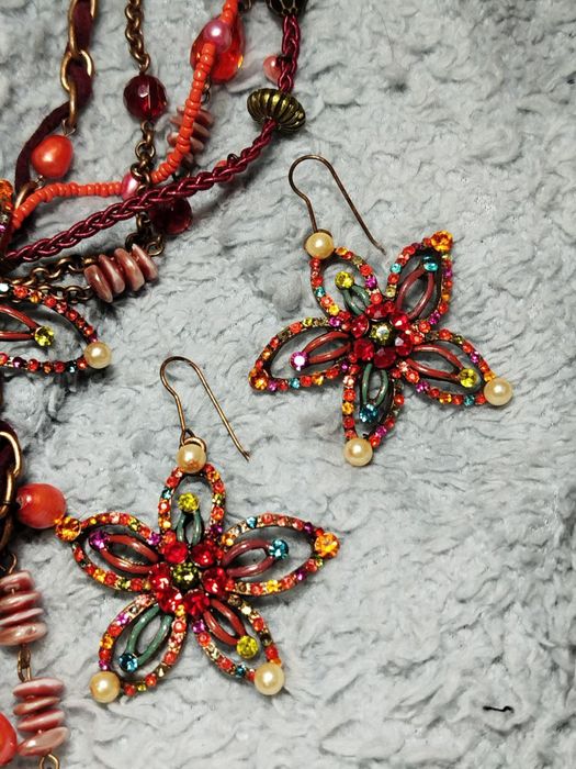 Прикраси. Набір: намисто і сережки.