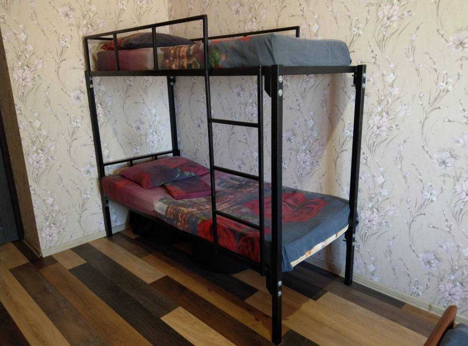 Вживані двоярусні ліжка з матрацами на продаж недорого.