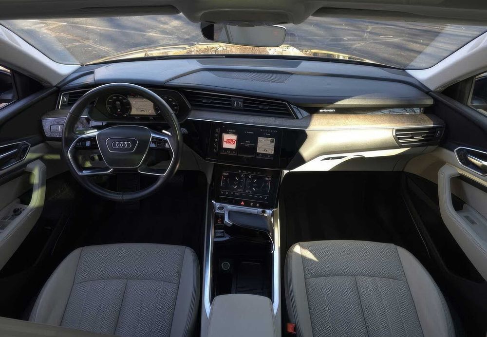 Audi Q8 e-tron quattro Premium Plus      2024