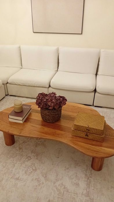 Mesa de centro orgânica em madeira acácia