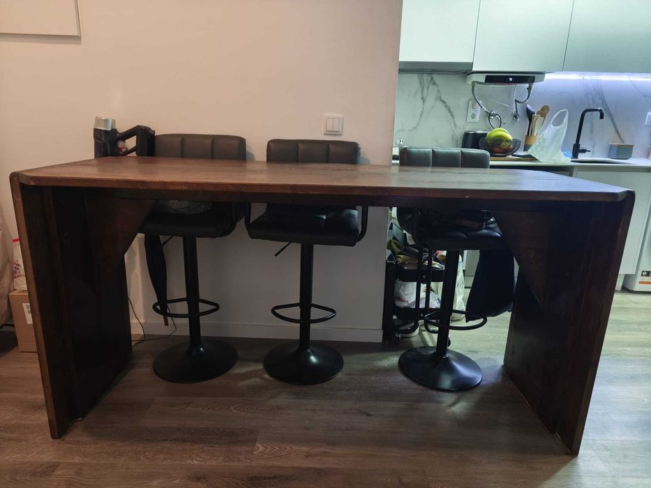 Mesa/balcão em pinho com conjunto de 6 Cadeiras pé alto