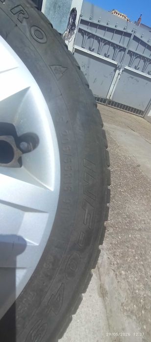Pneus 205/55 R16 com jantes e tampões