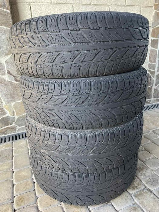 Резина R17 215/65 зима.