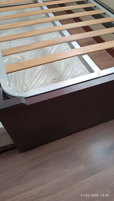 Cama de solteiro maciça, com  estrado duplo que faz outra cama