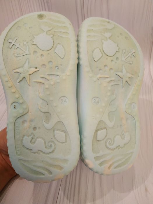 Босоніжки крокси взуття 24