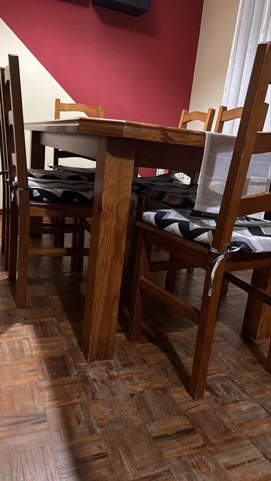 URGENTE - Conjunto Completo em Madeira Maciça – Cama + Cabeceiras + Mesa de Jantar