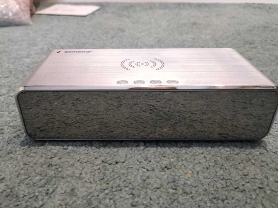 Radio despertador e carregador de telemóveis da marca "Gembird"