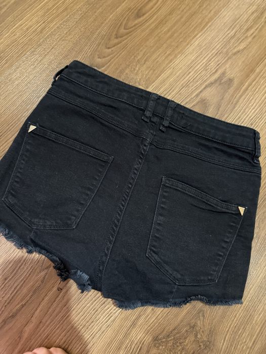 Жіночі шорти фірми Guess