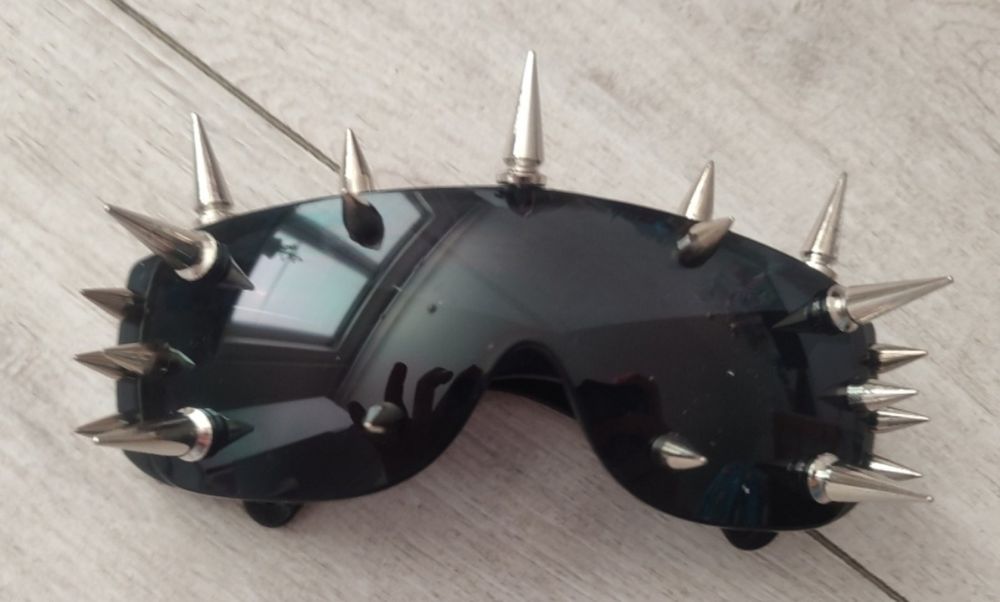 Нові молодіжні чорні окуляри від сонця з шипами беленсіага