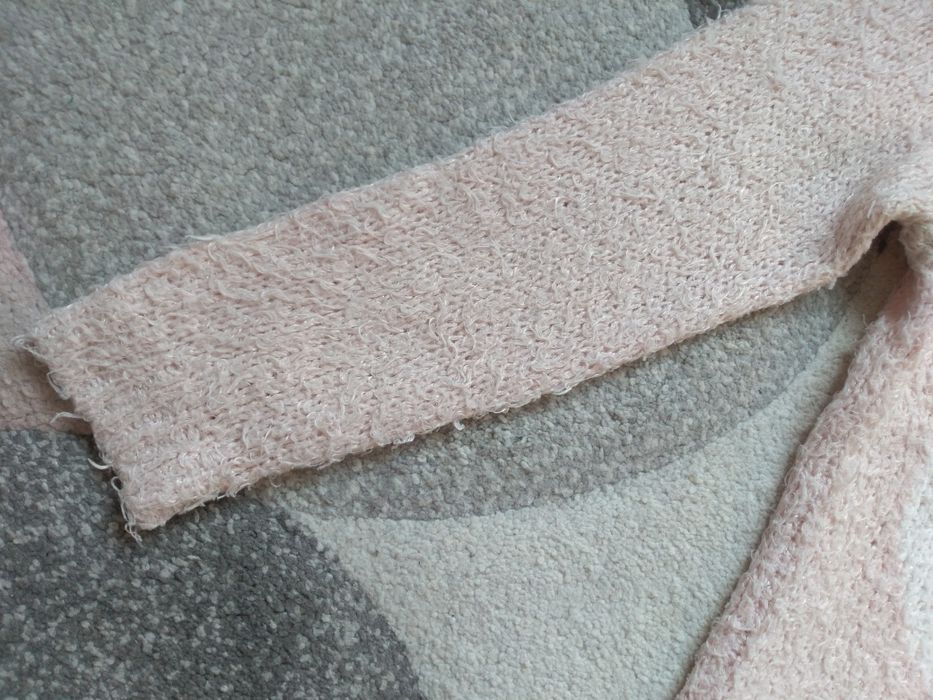 Jasno różowy włochaty miękki sweter z serduszkiem r. 122-128