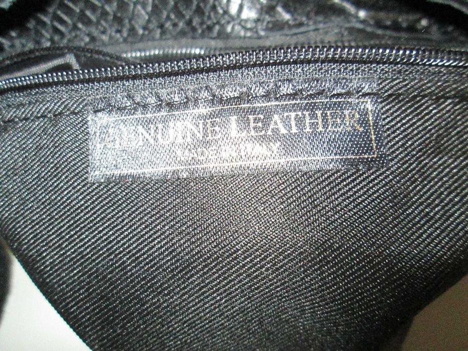 Mala preta em pele crocodilo verdadeira