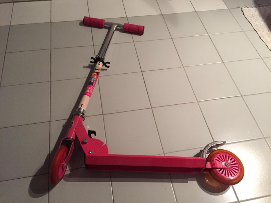 Trottinete Winx com capacete e joelheiras