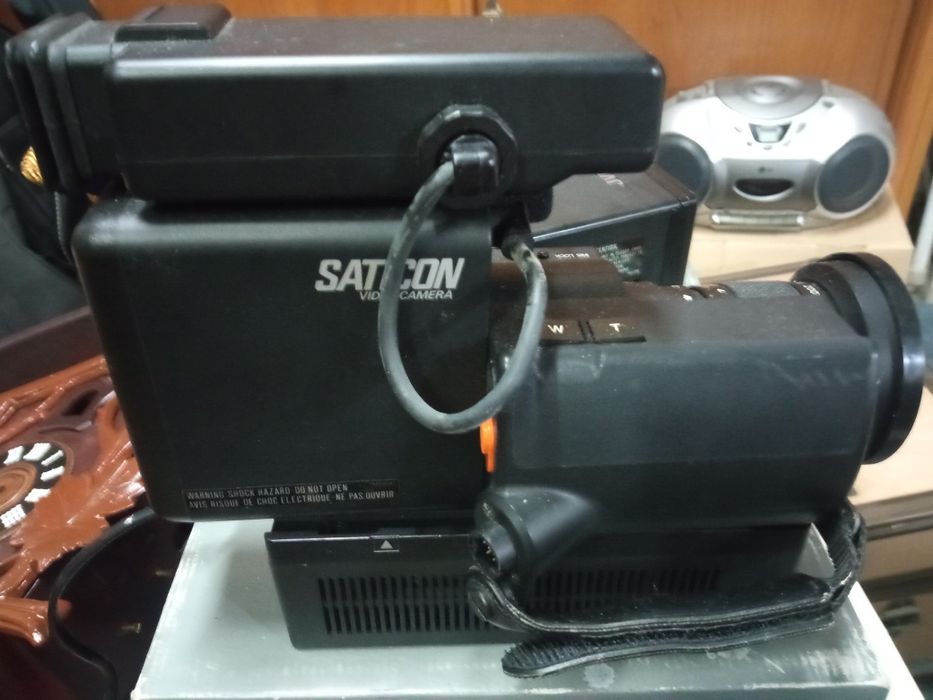 Máquina de filmar e gravador profissional.JVC.com mala.