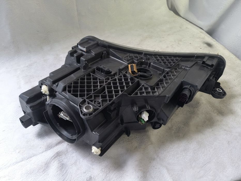 Lampa xenon prawa Skoda Superb III 3 Europa reflektor przedni prawy
