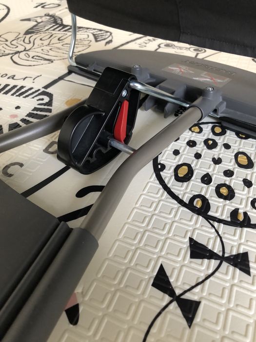 leżaczek firmy Babybjörn + zabawka do Babybjörn w cenie