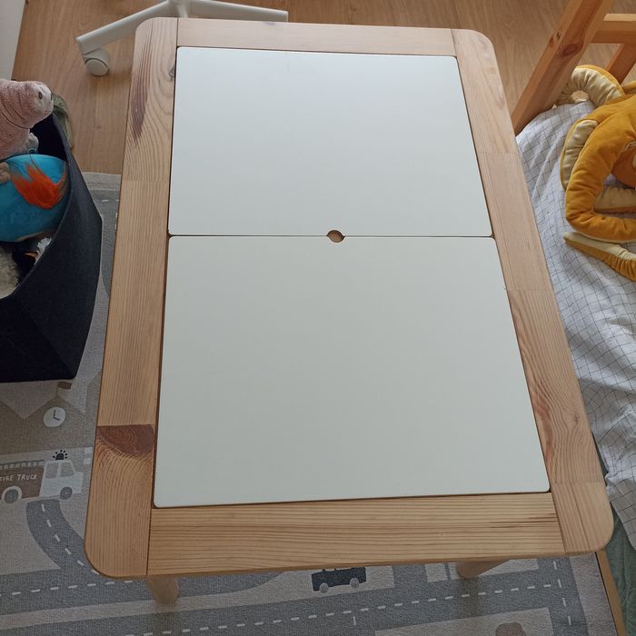Mesa Flisat + caixas Trofast
