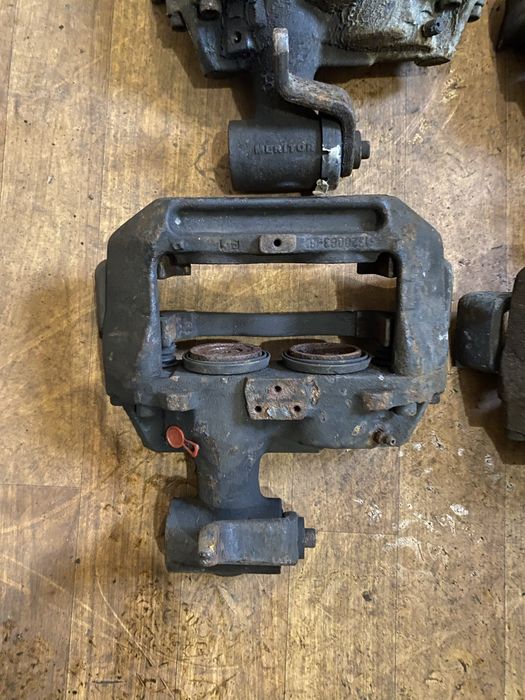 Задні супорта Mercedes Vario 614-815