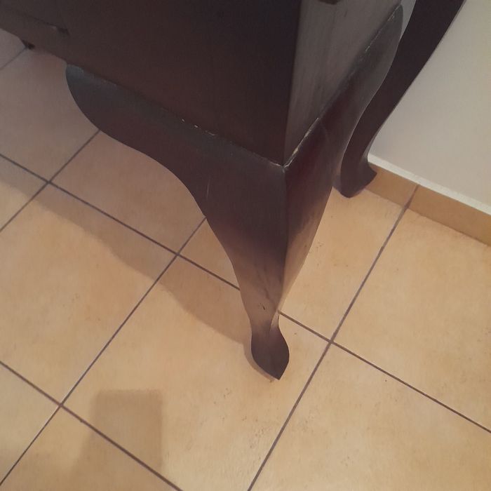 Mesa de madeira castanho escuro