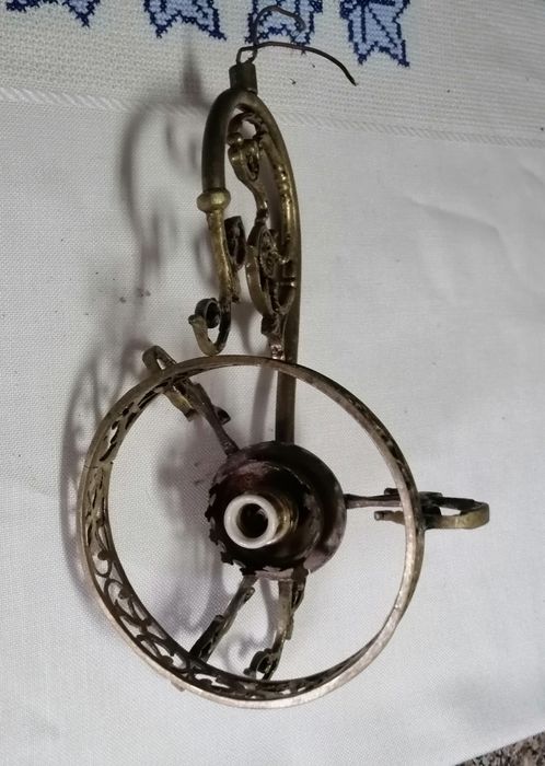 Candeeiro de parede em metal dourado fusco.