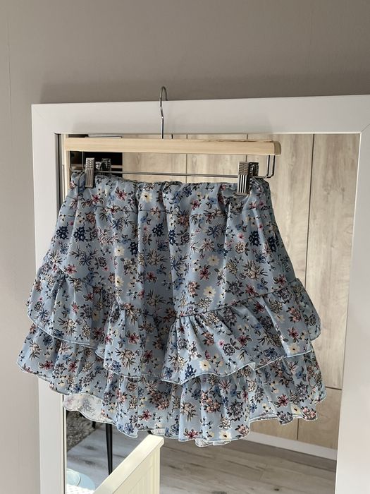 Błękitna spódniczka mini w kwiaty