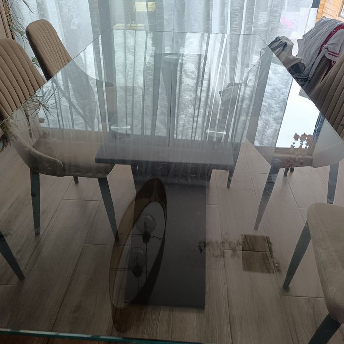 Mesa de jantar com  tampo de vidro e pè de madeira