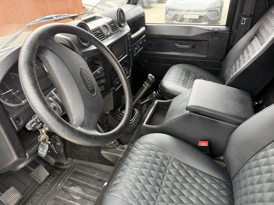 Land Rover Defender 2010
