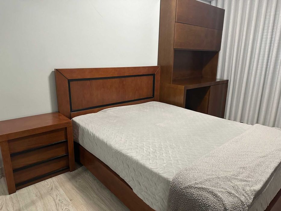 Quarto casal sem roupeiro e sem colchão + secretária c/estante