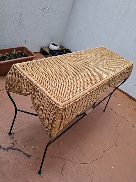 Mesa de apoio em vime e pés em ferro
