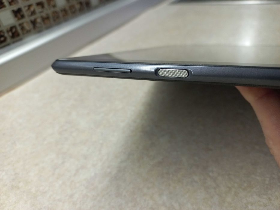 Планшет Lenovo 10". Оригінал! Стан!