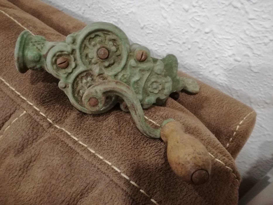Antigo Cortador de Feijão Verde c/ Cabo Manivela em Madeira