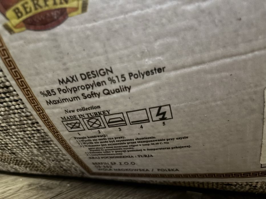 Szary, nowoczesny dywan