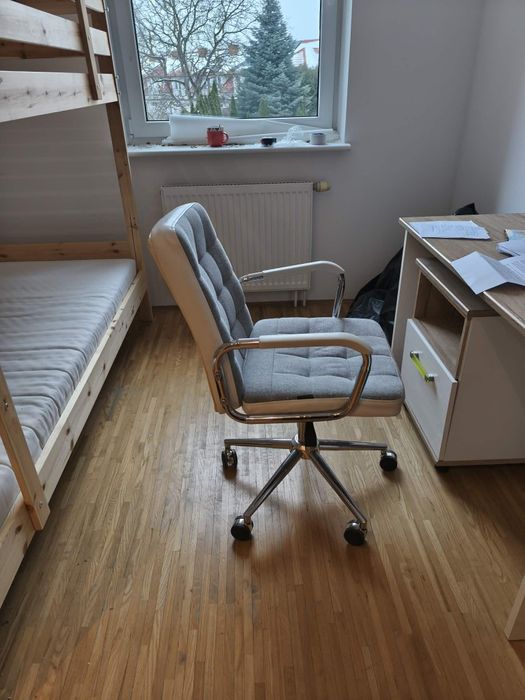 Solidne Biurko z ruchomym kontenerkiem i krzesłem