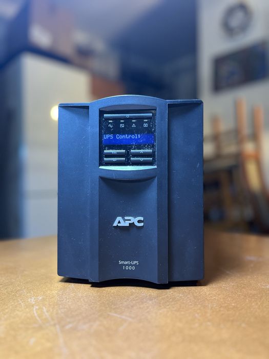 UPS APC Smart UPS 1000 SMT1000i.