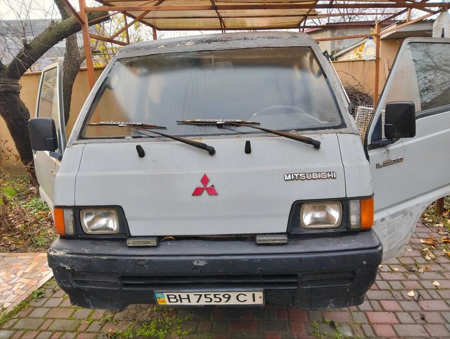 микроавтобус Mitsubishi L300