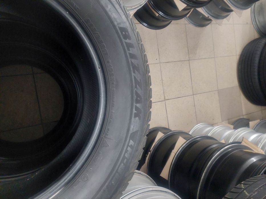Комплект зимової гуми зима зимня Bridgestone R17 225 65