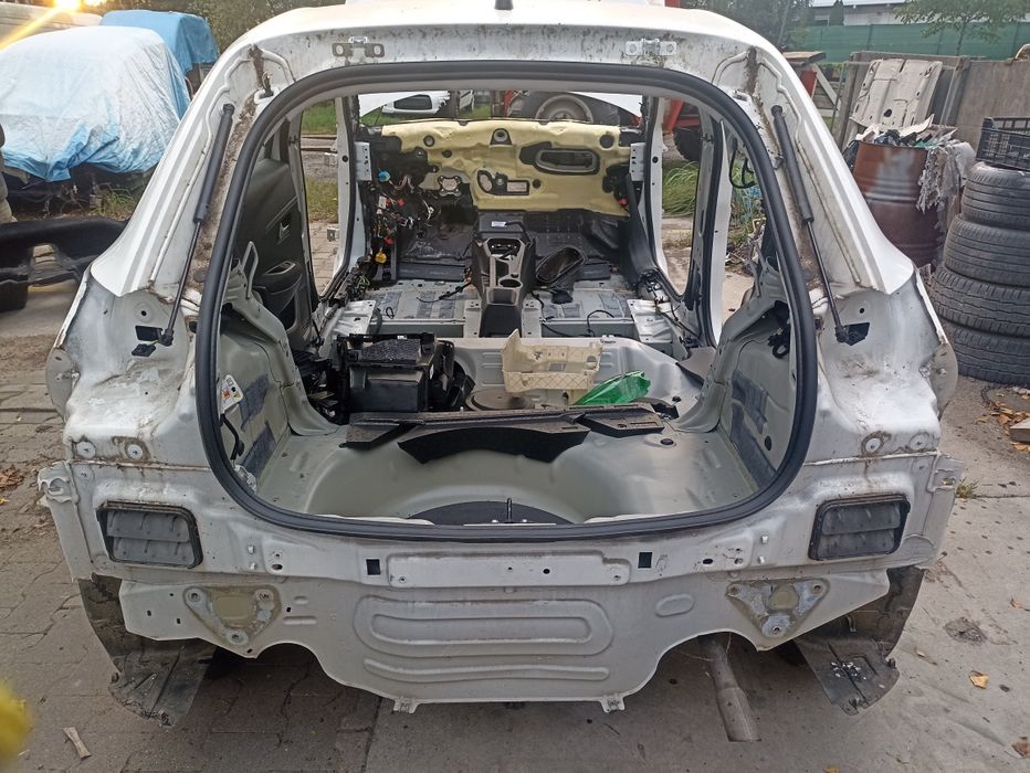 Pas tylny ćwiartki Peugeot 208 II