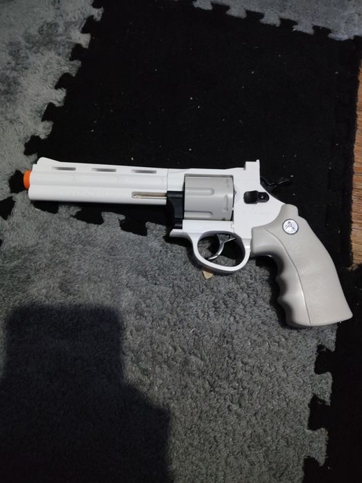 Zabawkowy rewolwer pistolet