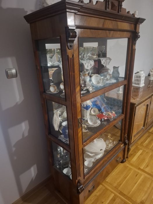 Sprzedam bardzo ładną serwantkę