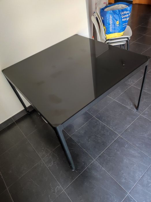 Mesa vidro+metal preta (IKEA)