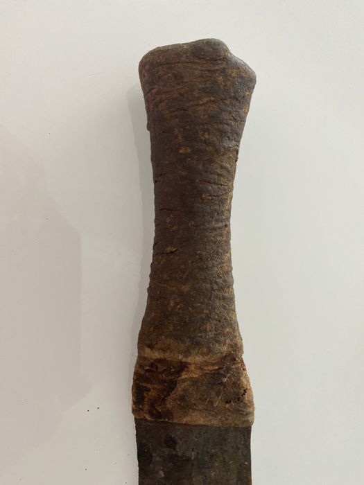 Antiguidade - Faca africana muito antiga e bainha em pele