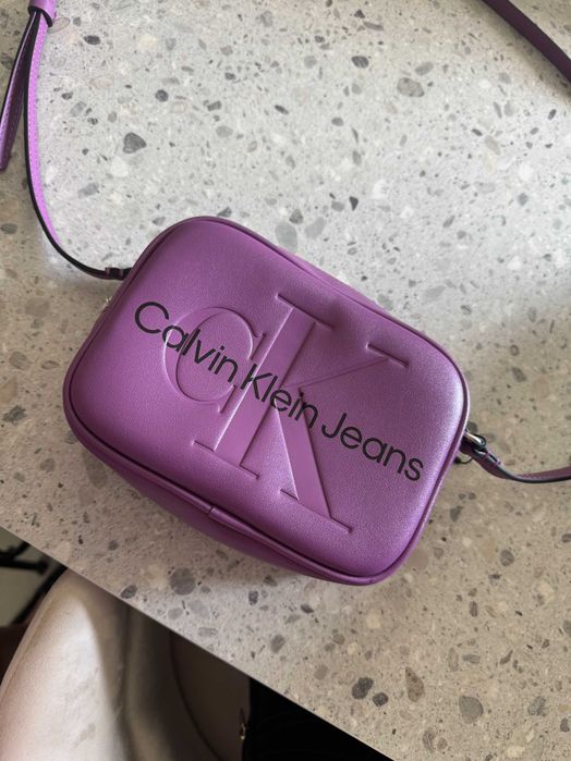 Nowa oryginalna listonoszka Calvin Klein Jeans Sculpted fioletowa CK ODBIÓR OSOBISTY