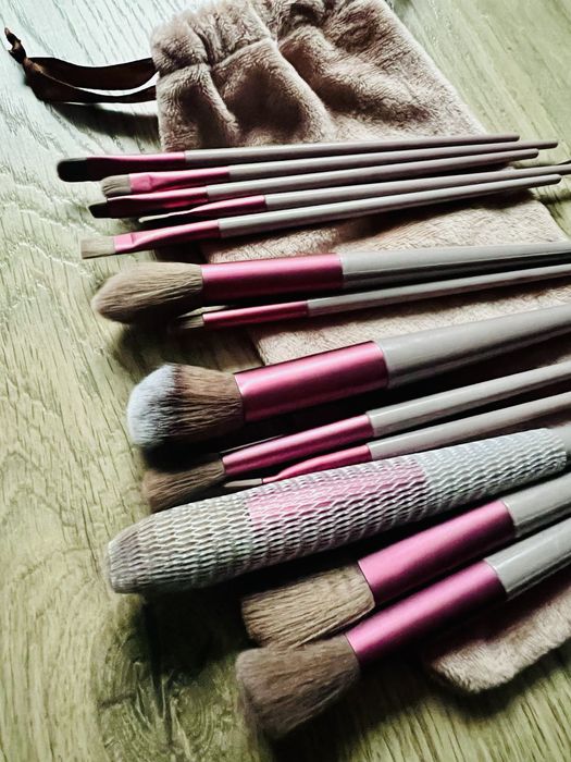 Nowe miękkie profesjonalne pędzle do makijażu w etui